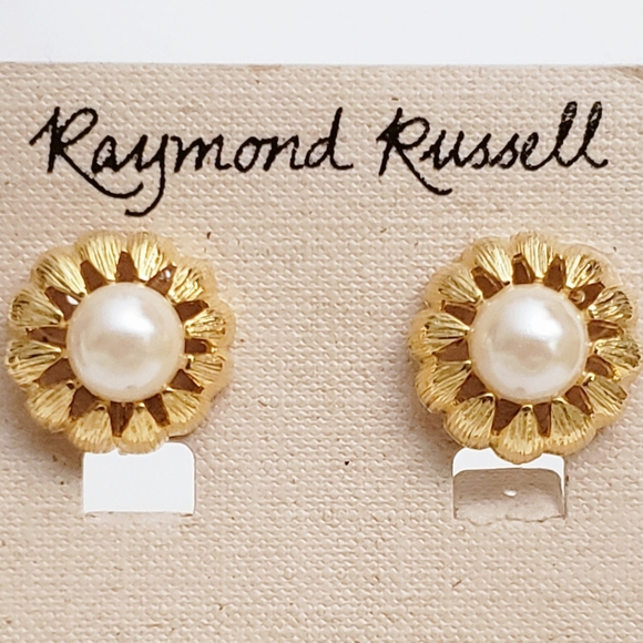 Vintage Raymond Russell Gold and Pearl Clip Earrings - Picture 4 of 5